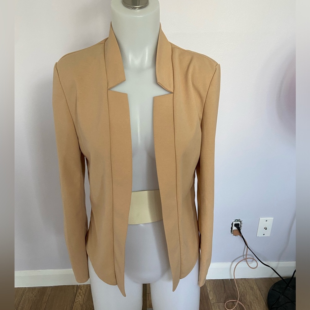 Beautiful beige jacket with epaulet 👩🏻‍💼